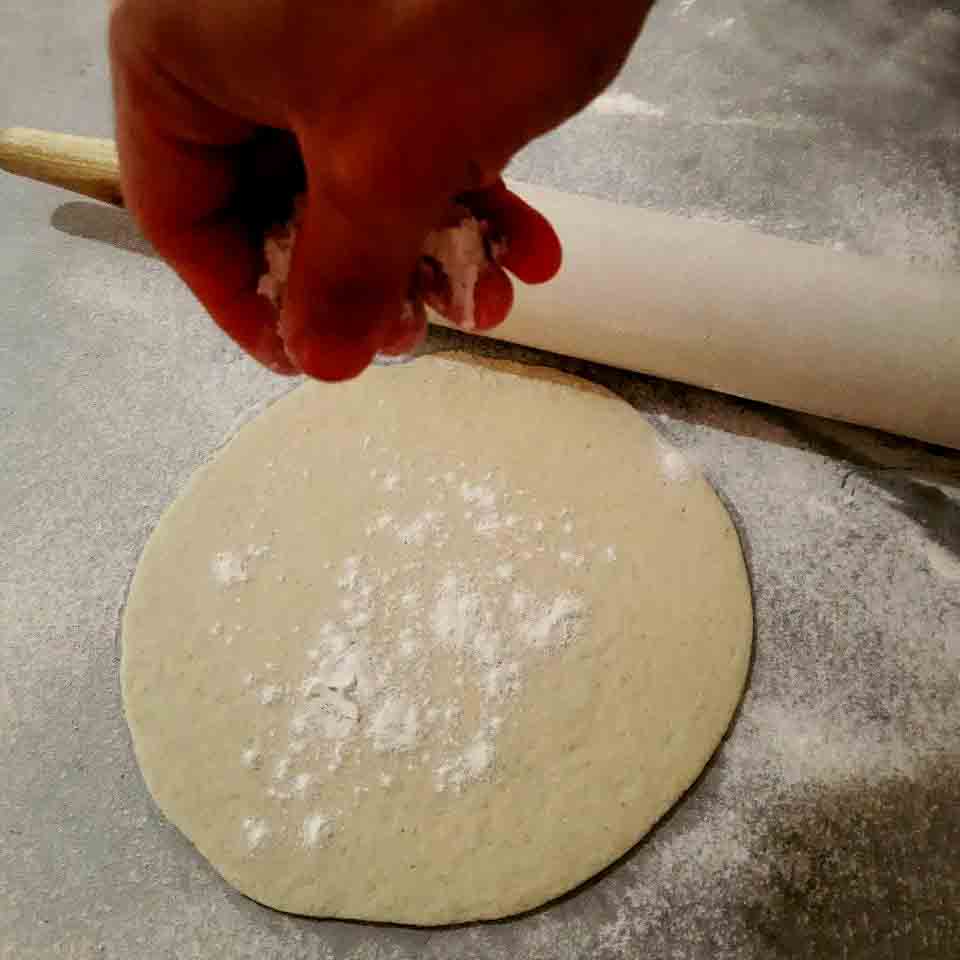 وسایل مورد نیاز برای تهیه خمیر پیتزا ایتالیایی رستورانی